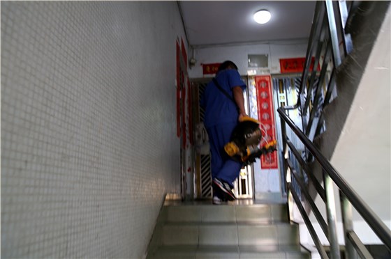 沒(méi)有電梯，家具安裝師傅扛著重重的工具爬樓梯