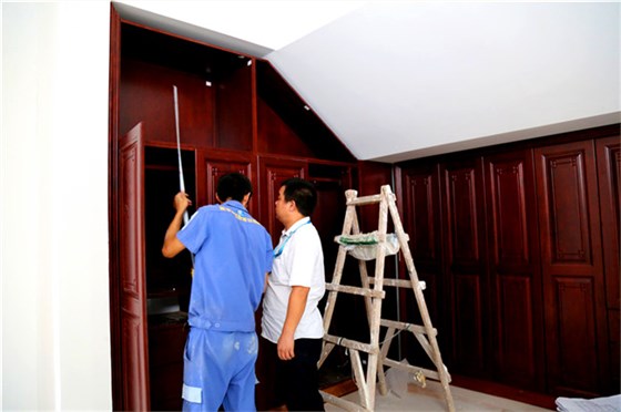 左右手師傅正在討論安裝問(wèn)題