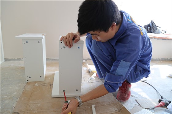 家具修補(bǔ)工在現(xiàn)場進(jìn)行家具修補(bǔ)工作