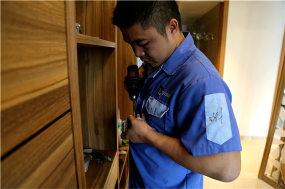 家具裝修完之后，左右手的師傅一次又一次的進(jìn)行調(diào)試，以免出現(xiàn)一點(diǎn)點(diǎn)誤差