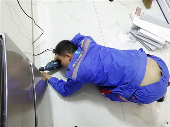 每一次安裝服務(wù)背后，都是安裝師傅們無數(shù)次的跪地而行3