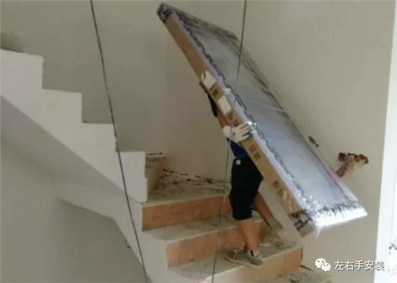 家居安裝師傅搬門(mén)上樓