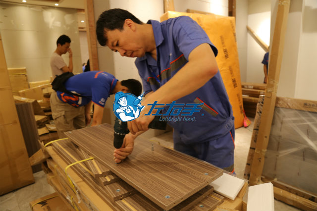 左右手優(yōu)秀定制衣柜安裝師傅安裝現場實拍