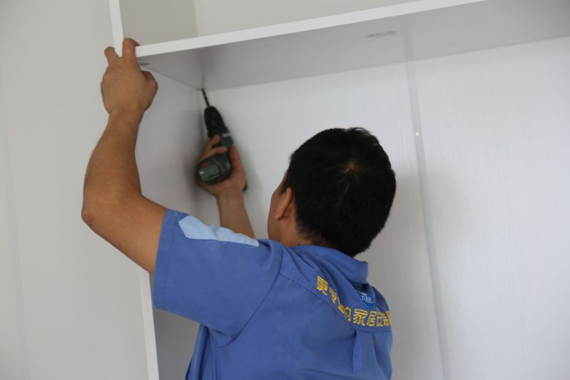 為這樣的左右手安裝師傅點贊，你服嗎？