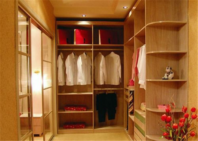 定制家居安裝師傅告訴你，現(xiàn)代開放式衣柜保養(yǎng)禁忌