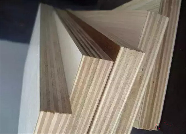 左右手家居安裝師傅告訴你，做衣柜應(yīng)該用什么板材？