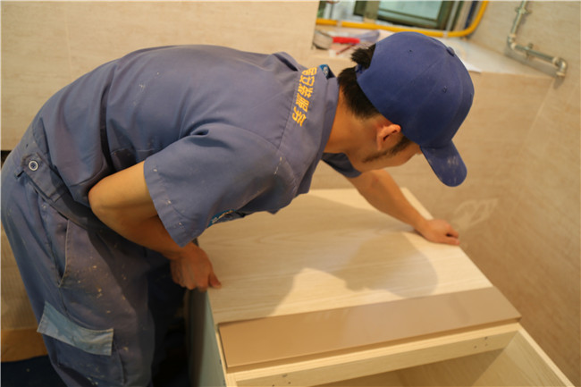 櫥柜安裝師傅正在給客戶(hù)家安裝櫥柜