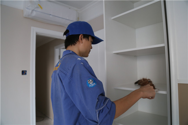 是先安裝定制衣柜還是先安裝踢腳線？