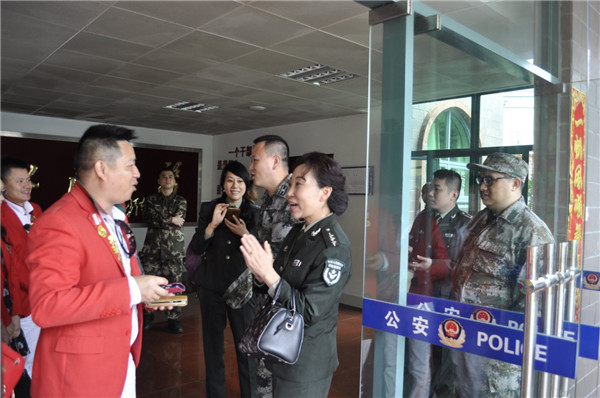 部隊(duì)領(lǐng)導(dǎo)熱烈歡迎慰問保贈(zèng)