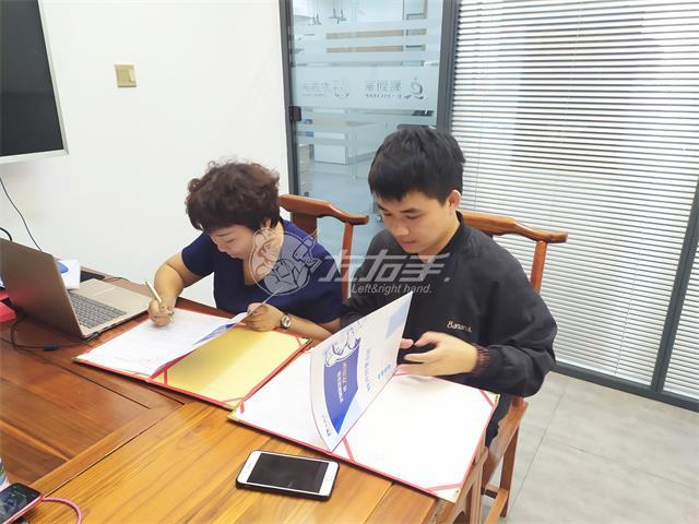 他是一個(gè)90后設(shè)計(jì)師，也是左右手第51家城市服務(wù)商