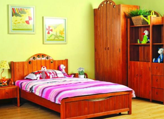 陽(yáng)光直射(紫外線侵蝕)、空氣、潮濕等因素會(huì)導(dǎo)致漆膜老化分解，從而變黃。所以即使是最好的家具漆，也要注意保護(hù)，避免家具長(zhǎng)期暴露在陽(yáng)光直射或潮濕的環(huán)境中。