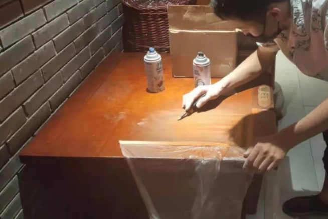 手繪標(biāo)貼紙;在家具維修的過程中，一定要知道家具貼紙具有哪些特點(diǎn)?