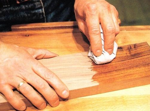 環(huán)保小知識(shí)：實(shí)木家具上漆時(shí)，木蠟油真比水性漆環(huán)保嗎？