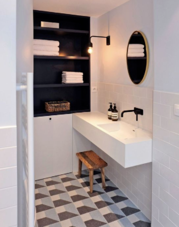 家庭收納技巧：衛(wèi)生間并非得裝浴室柜，需要收納裝塊隔板就好了