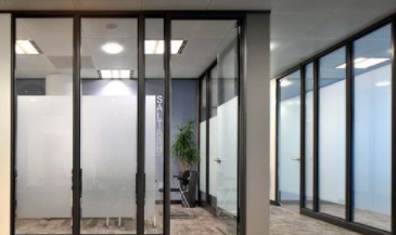 浴室磨砂玻璃隔斷：玻璃隔斷有什么優(yōu)點(diǎn)？玻璃隔斷安全系數(shù)高不高？