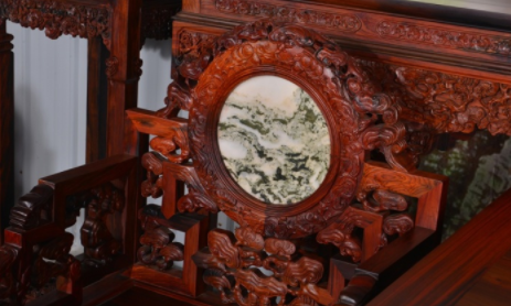 木雕工藝品圖片：紅木家具復(fù)雜的雕工，根本簡單不起來