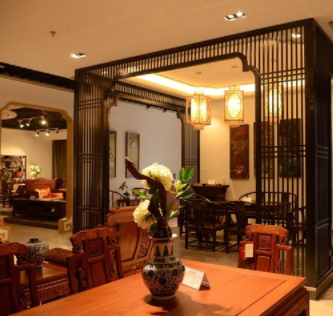 紅木家俱知識：客廳里紅木家具配什么樣的燈好？