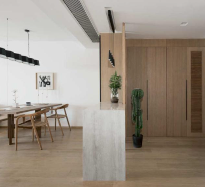 極家精裝房軟裝：對(duì)精裝法式進(jìn)行拆改，去除繁瑣裝飾，搖身變成清新原木風(fēng)