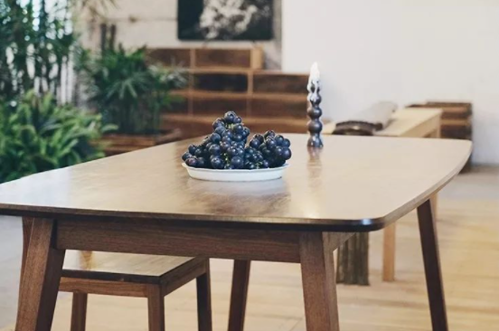 山東實(shí)木家具價(jià)格：實(shí)木家具保養(yǎng)是用油好還是蠟好？