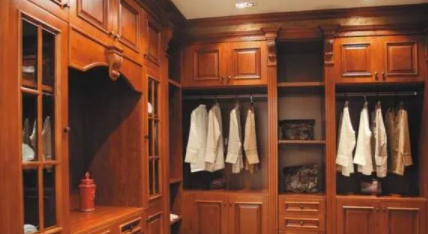 實(shí)木家具衣柜：臥室裝修建議定制實(shí)木衣柜，實(shí)木衣柜優(yōu)點(diǎn)真是很多！