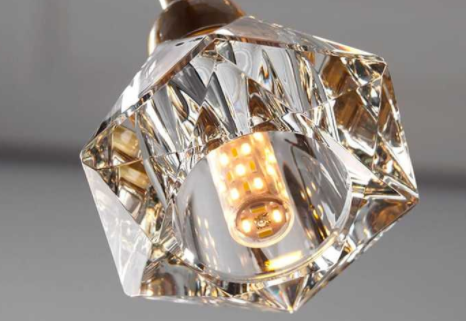 家裝案例知識：家裝客廳吊燈選什么材質(zhì)的好呢？