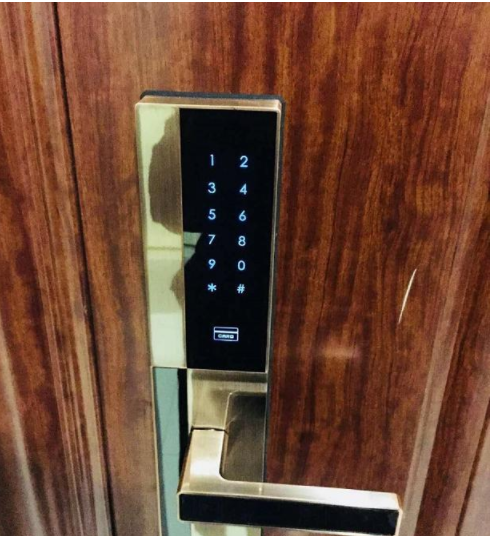 【時(shí)尚家居裝修設(shè)計(jì)】淺談家居裝修，智能鎖與機(jī)械鎖不得不說的爭(zhēng)執(zhí)